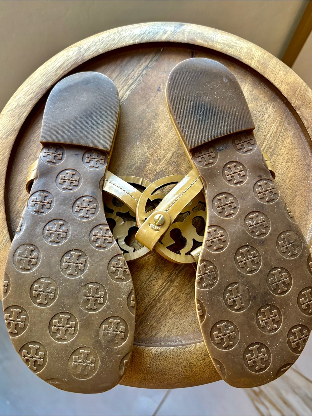 NICE Tory Burch Miller Patent Logo Thong Sandals in Tan Sand Beige 6.5 - Picture 7 of 8